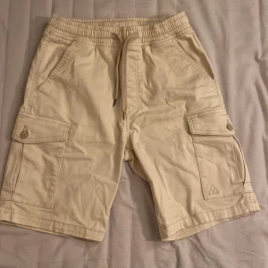 Shorts  - Jag säljer de här shortsen i st xs då jag vuxit ur dom. 