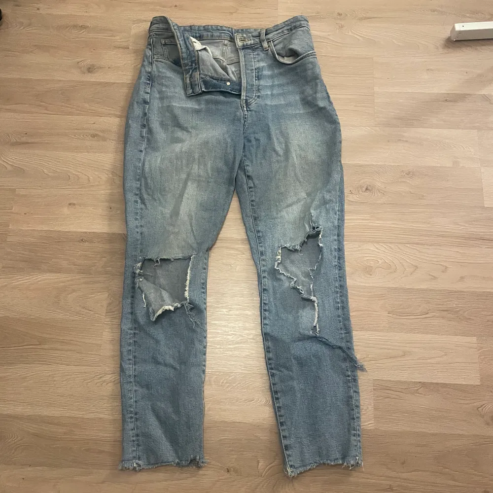 ”Slitna jeans” alltså med hål, hålen är lite mer slitna än vid köp, dom är även ”slitna” vid anklarna bild 2. Jeans & Byxor.