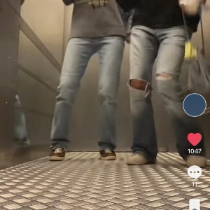 Levis jeans - SÄLJER ENDAST DE HÖGRA! så så sååå snygga Levis vintage jeans! Köpta second hand och sparsamt använda⭐️ (har inga fler bilder atm men kommer snart) hon på bilden är 1,65💕 TRYCK EJ PÅ KÖP NU