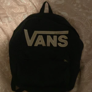 Vans väska - Vans väska. Ganska fint skick men lite smutsig på loggan. Köpt för ungefär 2 år sen och använd i 1 år, man kan tvätta den och då går nog smutsen bort. Köpt för 300kr