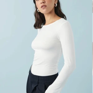 Långärmad tröja - Jag säljer min långsmale vit tröja från Gina, ändrat använd en gång🙌🏼🙌🏼🙌🏼