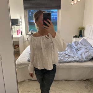 Vit blus  - Supersöt lite puffig vit blus med blomdetaljer och en knytning på sidan 🤍