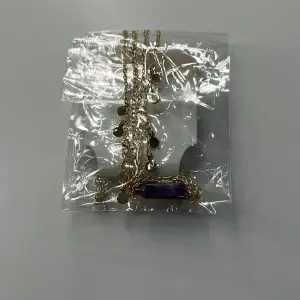 Ett jättefint halsband från glitter. Aldrig använt. Orginalpris 130kr