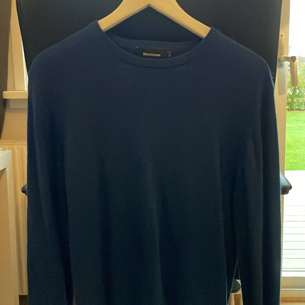 Stickad mörkblå tröja från Matinique  Storlek: S Bra skick. Stickat.