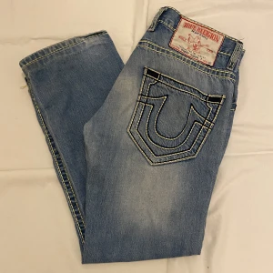 True religion  - Herr true religion jeans. Skick 8/10. Midja 44cm. Innerbenslängd 74cm. Benöppning: 22cm