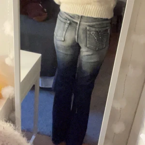 Jättesnygga lågmidjade jeans - Säljer dessa lågmidjade jeans på grund utav att dom inte kommer till så mycket användning.💗Dom passar på mig som är ca 170!💕kom privat för fler bilder och detaljer🫶🏻priset går att diskutera och frakt tillkommer💗