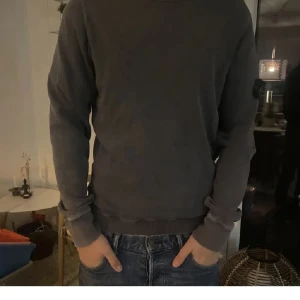 Stone island S - Hej säljer nu min Stone island tröja i färgen mörk grå säljer eftersom jag använder inte den mycket Max använd 5 gånger såklart är den äkta köpte från merchsweden så skriv om du har några frågor sick 10 av 10