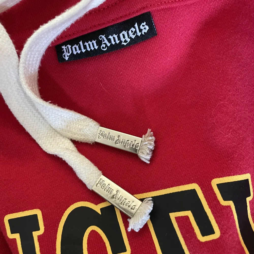 Röd Palm angels hoodie  Skick 9/10  Storlek: M  OBS! Replika. Tröjor & Koftor.