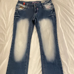 Blue Queen jeans - As snygga jeans!! Köpte dem på Loppis! Dem är bootcut och low waist, säljer för att jag aldrig använder dem!! Priser kan diskuteras, kontakta mig om ni har frågor eller om ni vill ha fler bilder💗💖 jag använder swish !!