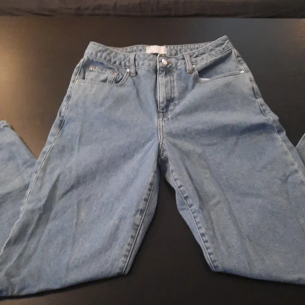 Baggy byxor som har aldrig varit använda. Det är i bra skick för den aldrig varit använd. Orginal pris 600kr.. Jeans & Byxor.