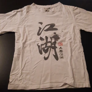 T-shirt - En t-shirt med kinesisk tryck på fram och baksidan. Väldigt bra skick och knappast använd.