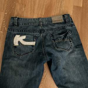 flared/bootcut lowwaist jeans i superbra skick!! storlek 31 i midjan och 34 i längd 🤍🤍jeansen är lite ljusare i verkligheten!! 