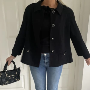 Trekvartärm kappa - Kort kappa med trekvartärm, helt ny 