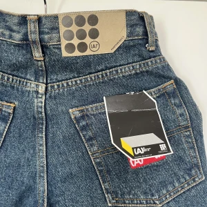 AM jeans - Blå jeans med röda detaljer från AM. Raka och mid-waist. Nyskick (prislapp kvar!). Innerbenslängd ca 68cm, Grenhöjd ca 25cm, midjemått ca 68cm. Jag är S och 175cm lång och de är för små på mig. 