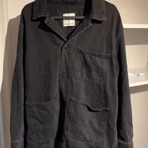 Tunnare jacka  - Säljer nu en gammal overshirt/jacka storlek S skön och stilren.  Lite sliten tex vid kragen som man ser på bilden men inget större eller något man tänker på   🛑Kom med prisförslag 