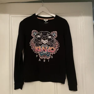 Kenzo tröja - Säljer denna kenzo tröja i storlek M, funkar även för s. Jättefint skick.