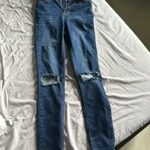 Ett par jeans ifrån nakd i fint skick  Stl s Köparen står för frakten  