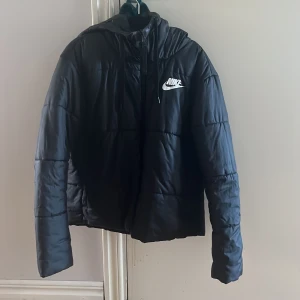 Vinterjacka nike - Strl M, superfint skick o värmer bra. Enda lilla defekten är att de är lite foundation/ smink på ’innerkragen’ (se bild 3). Köpt på Intersport nåt år sedan, minns tyvärr inte nypris. Den har luva och fickor! <3