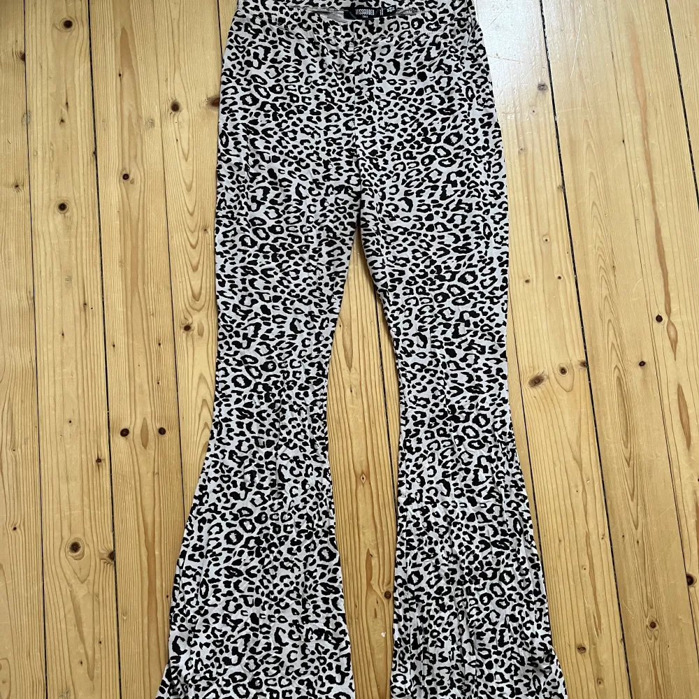 Coola leopardbyxor från missguided i strl 36 tall. Passar bra på mig som är 173 cm. . Jeans & Byxor.