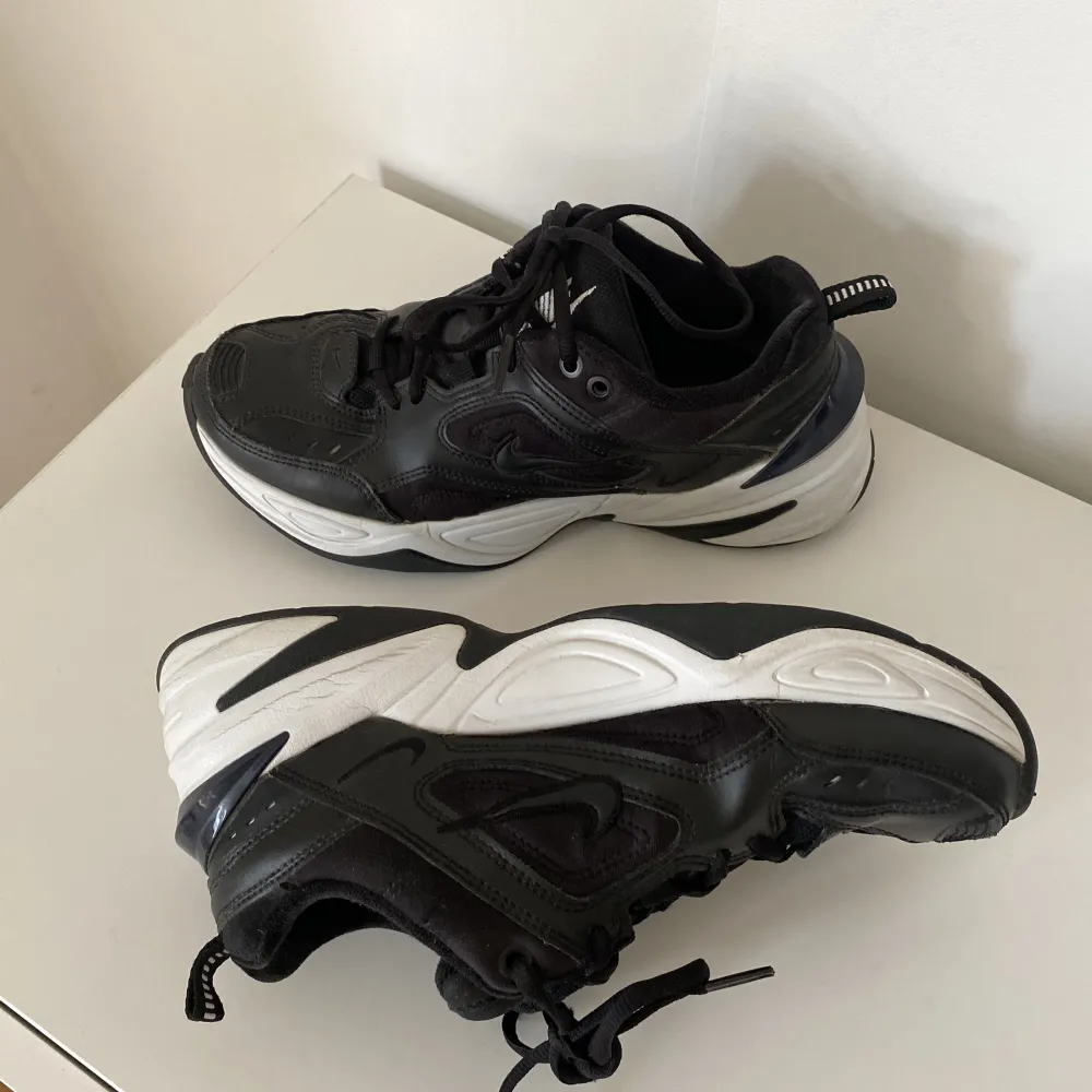 Säljer ett par svarta Nike M2K Tekno i strl M. Använda men i bra skick! Nypris ca 1200 kr, säljer för 350 kr. Hämtas i Sundbyberg eller skickas mot fraktkostnad.. Skor.