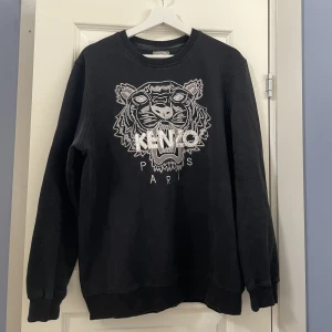 Kenzo tröja - Svart kenzo tröja med stort tryck 