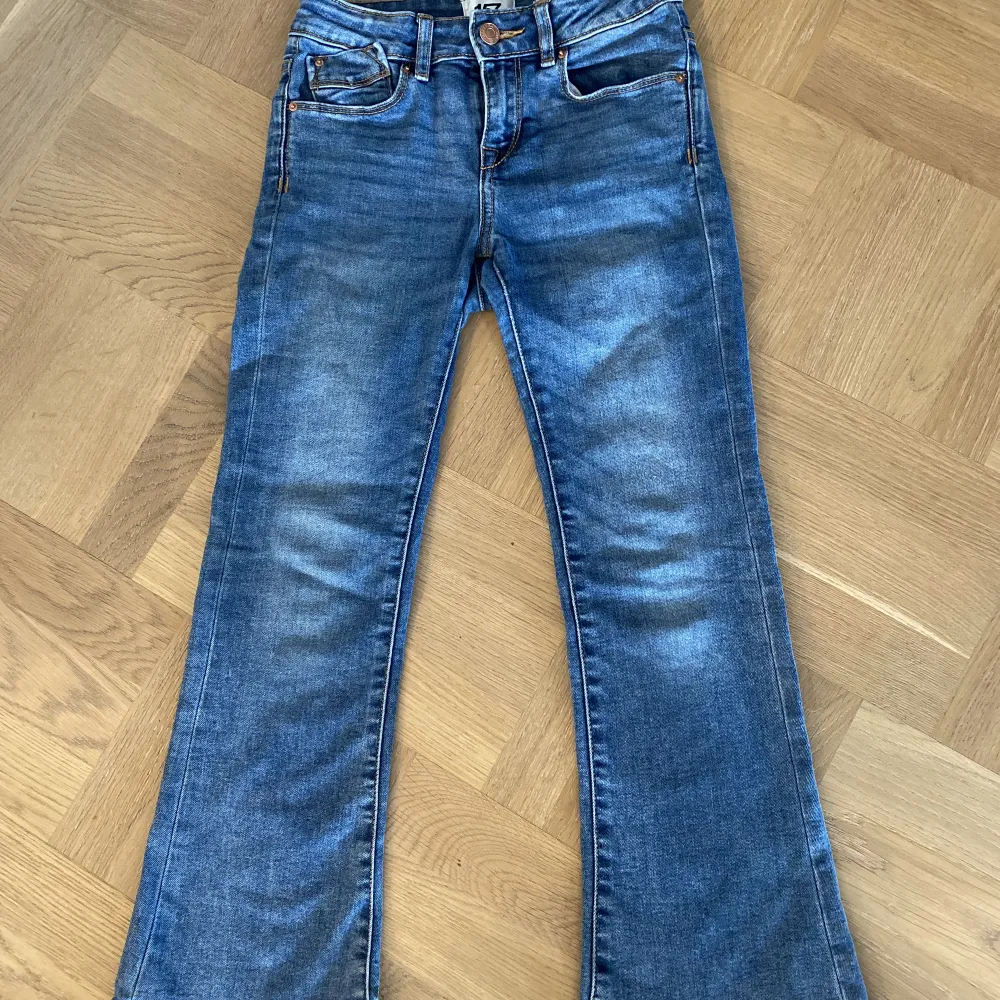 Nu säljer jag dom här fina jeansen från lager 157 pga att de har blivit för små💕Inga hål eller liknande. 100kr + frakt 🚚  !Tryck INTE på köp nu!. Jeans & Byxor.