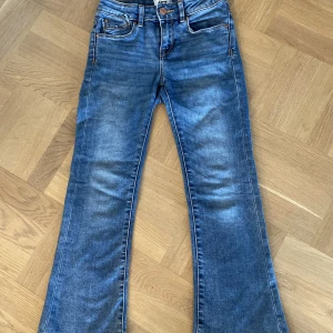 140 JEANS  - Nu säljer jag dom här fina jeansen från lager 157 pga att de har blivit för små💕Inga hål eller liknande. 100kr + frakt 🚚  !Tryck INTE på köp nu!
