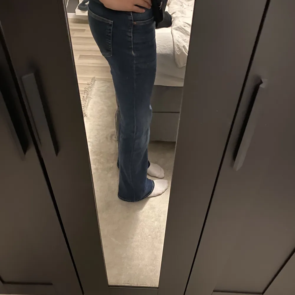 Super snygga straight/flared jeans! De har tyvärr blivit korta på mig (är 176 cm) skulle sitta as snyggt på tjejer som är runt 160! Priset kan diskuteras💕. Jeans & Byxor.
