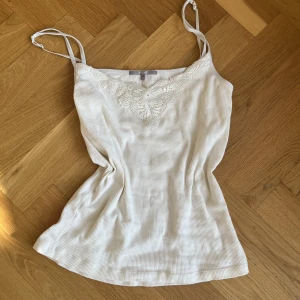 Vitt spetslinne - Säljer detta så fina vita spetslinne som är väldigt unikt. Älskar men tyvärr lite stort på mig. Inga defekter, skriv om ni undrar något💗