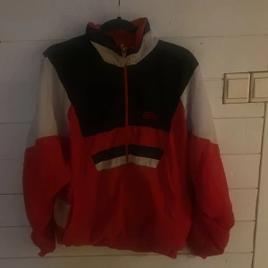 Track jacka  - Säljer denna feta jackan från vintage shop i Berlin och finns inte att köpa längre. Den har fickor med mjukt material på insidan pris kan diskuteras 