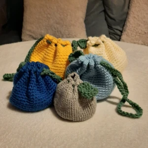 Väska/presentpåse/förvaringspåse - Liten väska, förvaringspåse eller presentpåse. Det är en dragsko med löv på. Finns i färgerna på bilden. Samma pris för alla olika färger och storlekar. 150kr/st