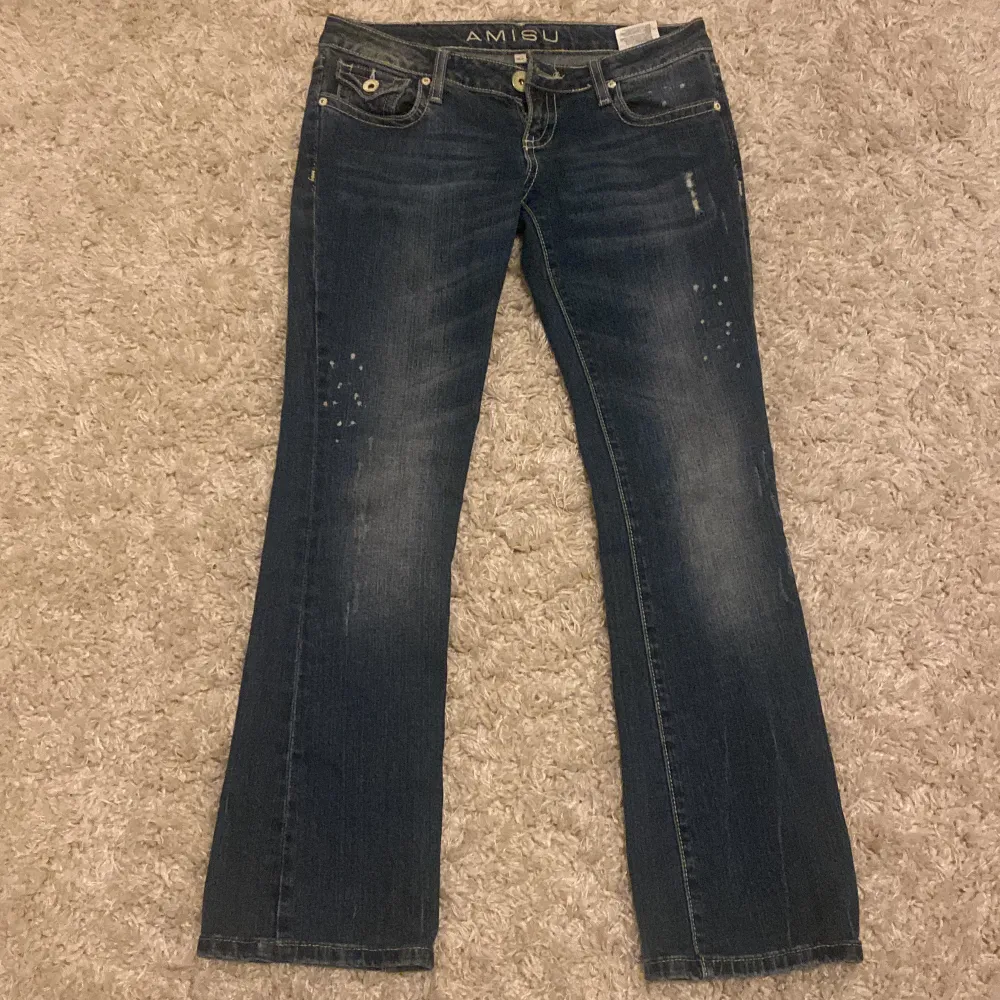 Säljer mina lågmidjade jeans då de inte kommer till andvänding längre. Dem är från amisu och har en jättefin model på backfickorna. Skulle uppskatta att det passar 165cm och kortare. Det står storlek 27 på dem. Hör av dig om du har några frågor❣️. Jeans & Byxor.