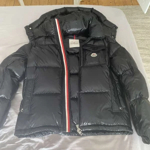 Moncler montbeliard - Moncler Montbeliard jacka i nyskick. Jackan är i storlek 1 motsvarar S. Skriv för mer info eller bilder moncler klädhängare samt tags medföljer.