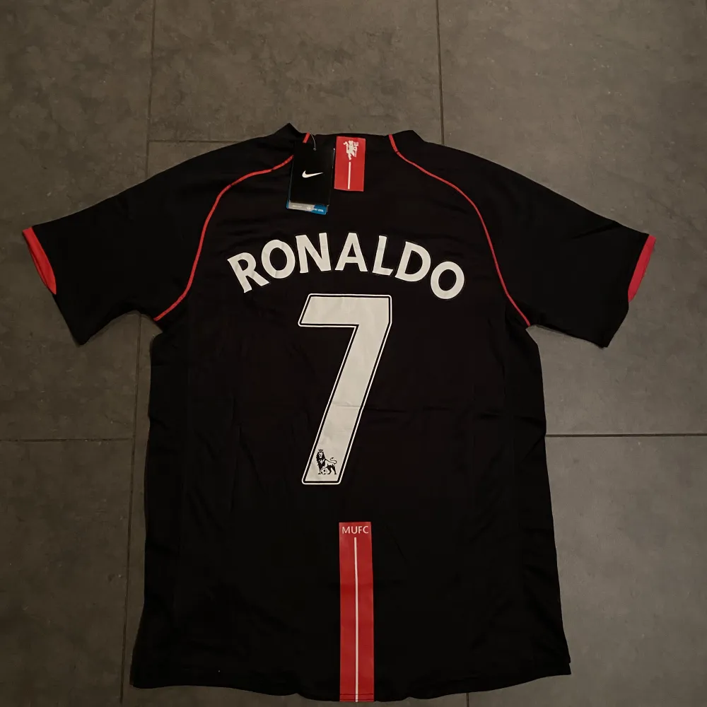 Ronaldo tröja från säsongen 2007/2008. Storlek S. Sitter lite större då den är retro. Nyskick med tags. 1:1. 400kr.. T-shirts.