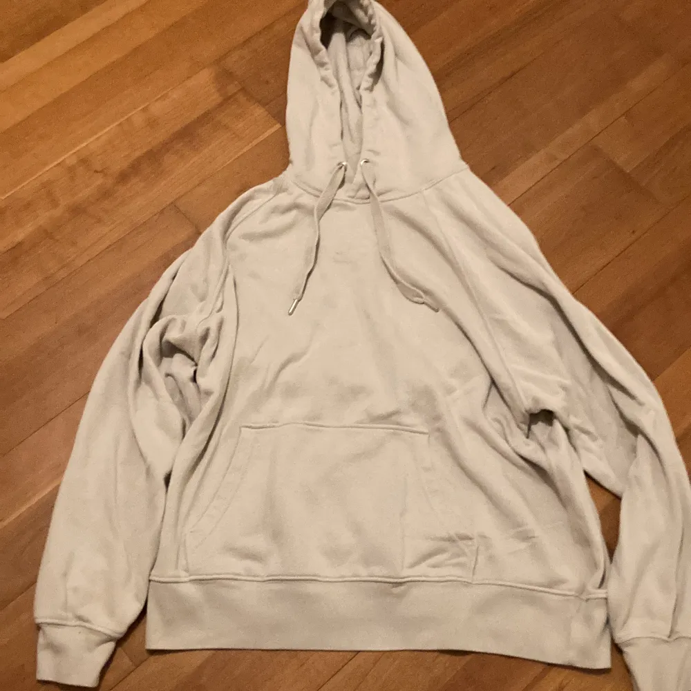 en beige hoodie från hm, köpt för ungefär 2 år sen för 250kr tror jag. inte använd många gånger alls eftersom att den är för stor på mig, jag är 162. (bild 3) inga synliga fläckar eller tecken på att den ska vara sliten. skriv för mer info/bilder❤️❤️❤️. Hoodies.