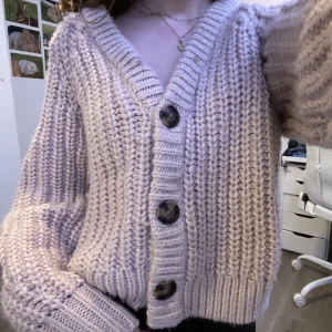 Stickad cardigan - Jättemysig oversized cardigan från H&M💕 Kan inte riktigt avgöra färgen, skulle säga beige/rosa.  Använd ca 2-3 gånger. 