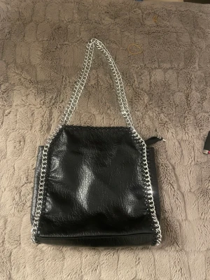 Stor väska  - Säljer min väska som jag har haft i nån månad tyvärr så använder jag inte den lika mycket för jag har fått en ny väska. Den ser ut som ny man får plats me massa med  grejer ex din dator skol uppgifter,kläder 