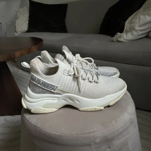 Steve madden sneakers - Storlek 40/41 Använda fåtal gånger så fint skick men finns lite revor av smuts på insidan av sulan, se bild.