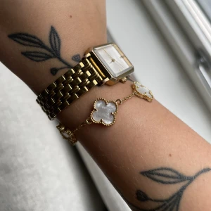 Jätte fint armband  - Jätte fint armband jag fått av ett ex som jag inte längre vill ha eller kommer till användning. 