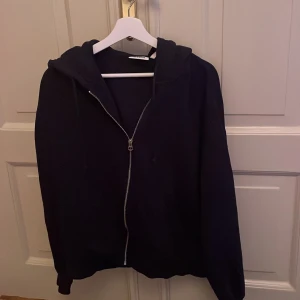 Zip up - Zip up hoodie från weekday som köptes för ungefär ett år sedan men knappast kommit till användning, perfekt till hösten och vintern! Inga defekter eller liknande och priset kan alltid diskuteras