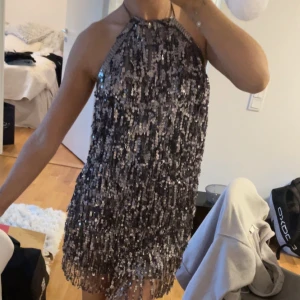 Klänning - Säljer min fantastiska klänning jag hade på nyår förra året. Är från Pull&Bear. Storlek M, men passar mer en S. Helt ny i skicket. Passar perfekt till nyår eller till fest🥰🥰