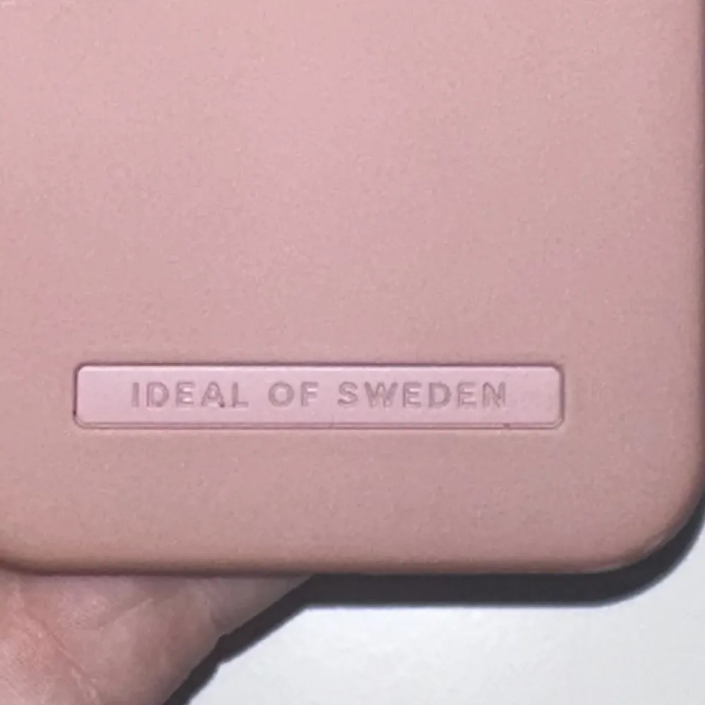 Mobilskal till iPhone 12. Från ideal Off Sweden. Finns inga defekter och är i fint skick.  Köparen står för frakten!. Övrigt.