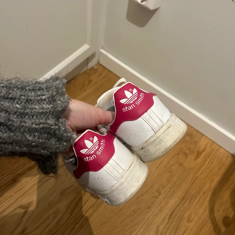 Stan smith sneakers rosa och vita. Använda fåtal gånger om man tvättar dom blir de som nya. Storlek 37 1/3.. Skor.
