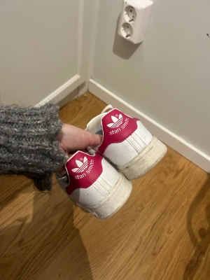Adidas Stan smith sneakers - Stan smith sneakers rosa och vita. Använda fåtal gånger om man tvättar dom blir de som nya. Storlek 37 1/3.