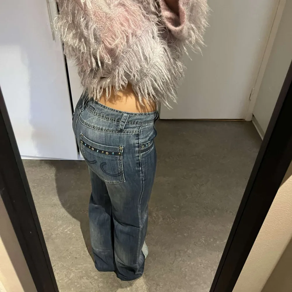 Super fina lågmidjade jeans med paljetter på bakfickorna och fickorna på framsidan. Sitter som en smäck på en strl 38 och är lämplig till alla tillfällen💗💗. Jeans & Byxor.