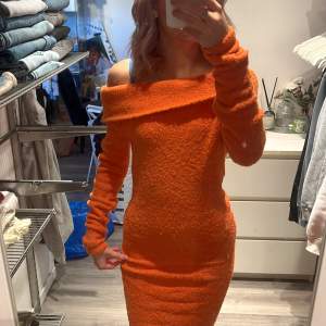 en orange klänning från hm