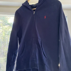 Ralph Lauren tröja - Jättefin marinblå Ralph Lauren tröja som inte används ofta! Kontakta mig om ni är intresserad!☺️50kr + frakt 74kr. Storlek L (14-16) men den passar mig väldigt bra som vanligtvis har storlek XS-S.