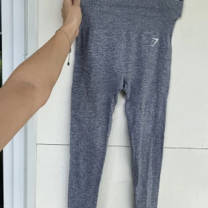 Gymshark grå träningstights  - Jättesköna träningstights.   Om du är intresserad av flera av mina annonser går de och få för ett paketpris.