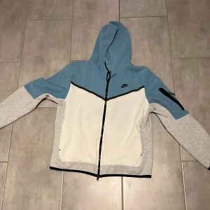 Niketech som legat i garderoben under en lång period. - Niketech hoodie som såklart är äkta. Är i nyskick och är använd fåtal gånger. Säljer då den inte kommer till användning längre. 