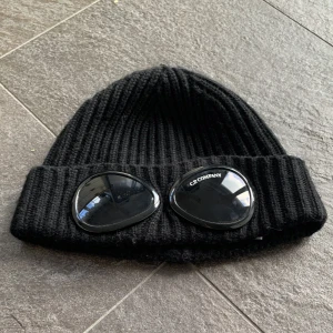 CP company mössa - säljer min cp company mössa då jag inte använder den och den bara ligger här, skick 9/10 bara använd ett fåtal gånger, dm om du har några frågor, pris är ej hugget i sten
